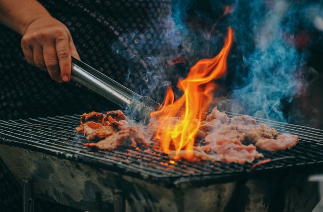 Gambar makanan sedang di bakar dengan api menyala